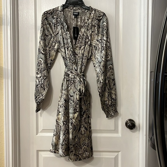 I.N.C. Size Medium Snake print Warm winter color - Picture 3 of 3